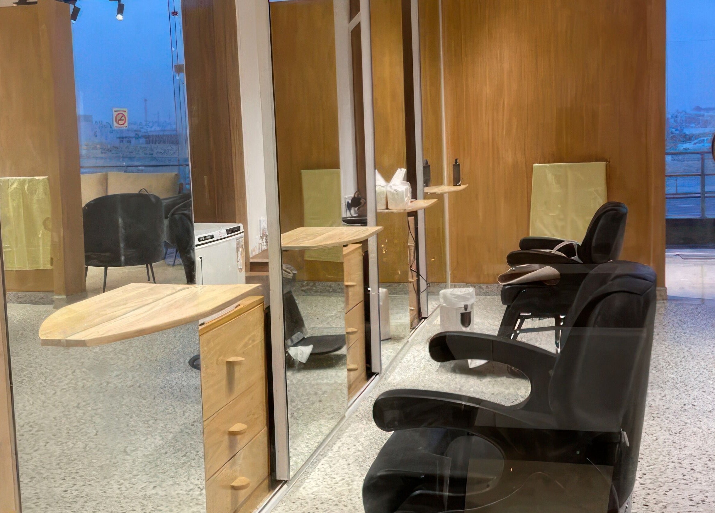 مساحة حديثة في 4D Barbershop ، الرياض، الرياض، المملكة العربية السعودية مع كراسي وأدوات تجميل.