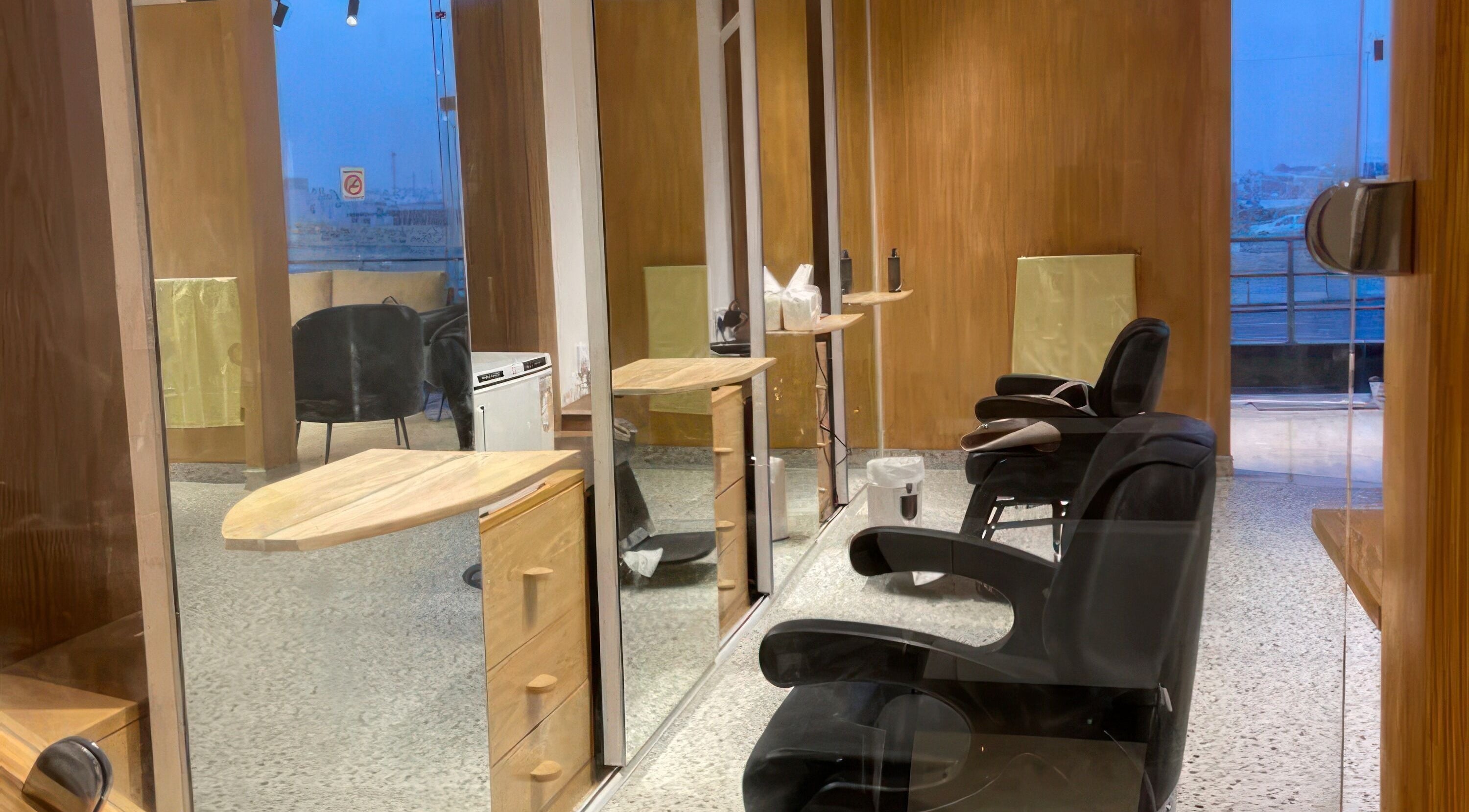 مساحة حديثة في 4D Barbershop ، الرياض، الرياض، المملكة العربية السعودية مع كراسي وأدوات تجميل.