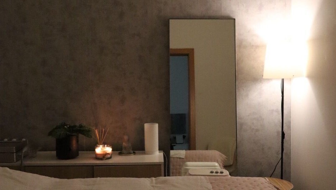 Ambiente acolhedor na Catarina Rocha Estética em Braga, Braga, PT, com velas e iluminação suave.