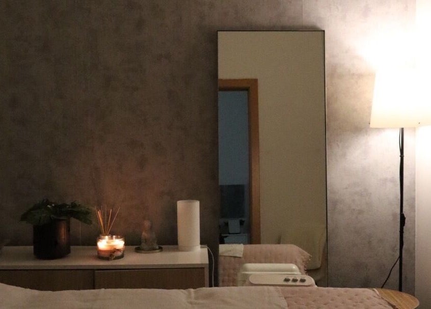 Ambiente acolhedor na Catarina Rocha Estética em Braga, Braga, PT, com velas e iluminação suave.