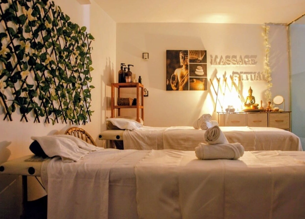 Sala de masajes en Massage Ritual Bcn, Barcelona, Catalunya, ES, con camas dobles y decoración natural.