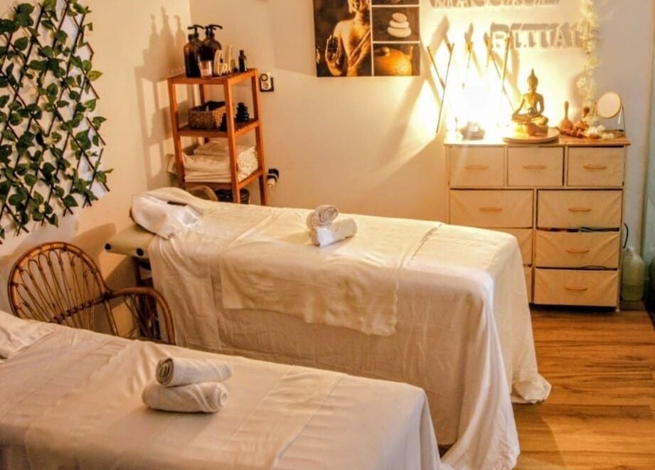 Sala de masaje en Massage Ritual Bcn, Barcelona, Catalunya, ES, con dos camas y decoración relajante.