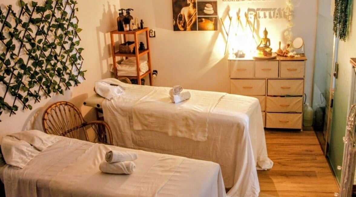 Sala de masaje en Massage Ritual Bcn, Barcelona, Catalunya, ES, con dos camas y decoración relajante.
