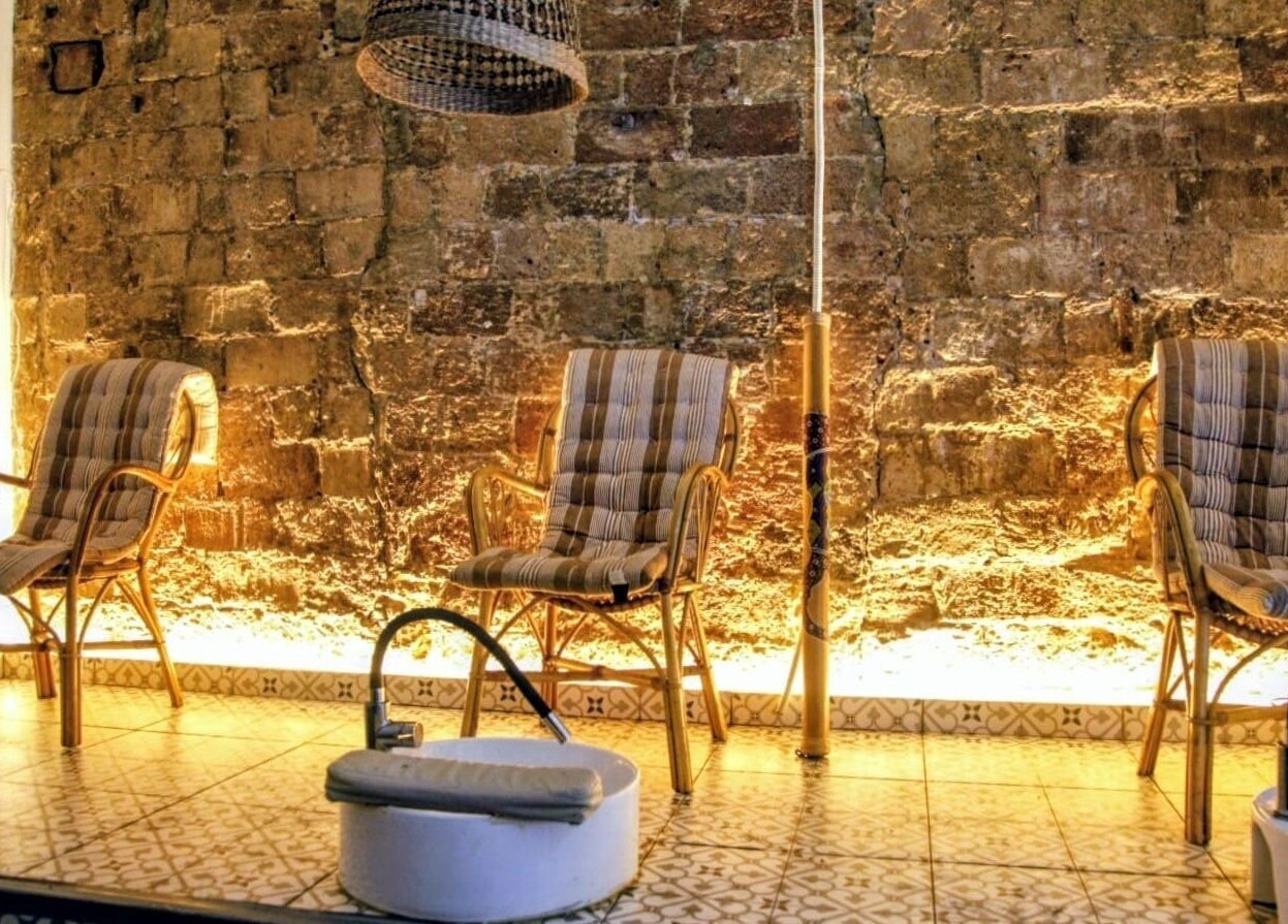 Sillas confortables en Massage Ritual Bcn, Barcelona, Catalunya, ES, creando un ambiente relajante.