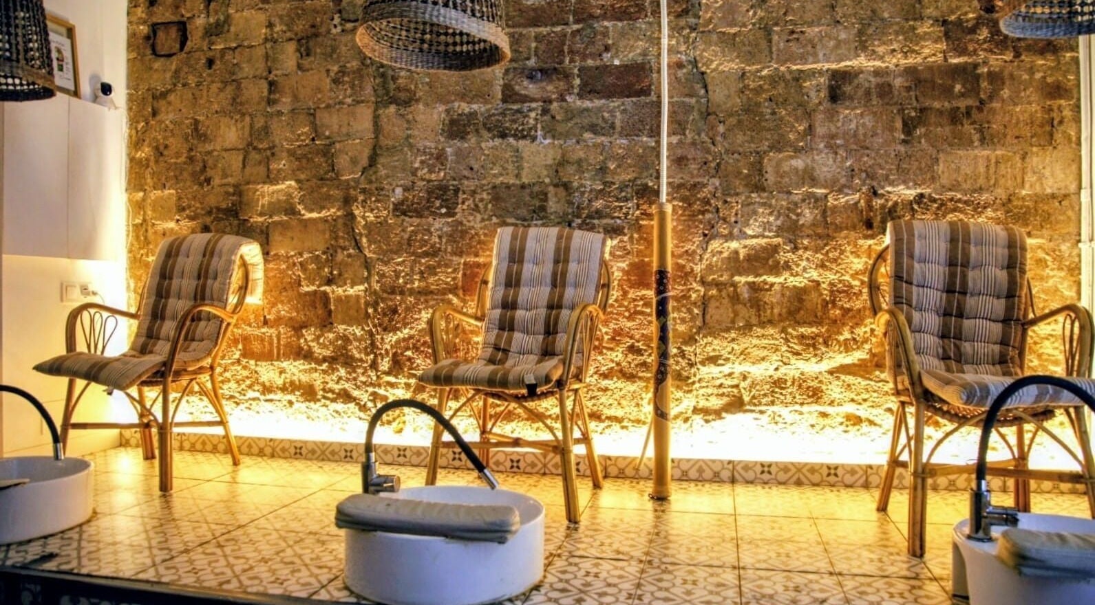 Sillas confortables en Massage Ritual Bcn, Barcelona, Catalunya, ES, creando un ambiente relajante.