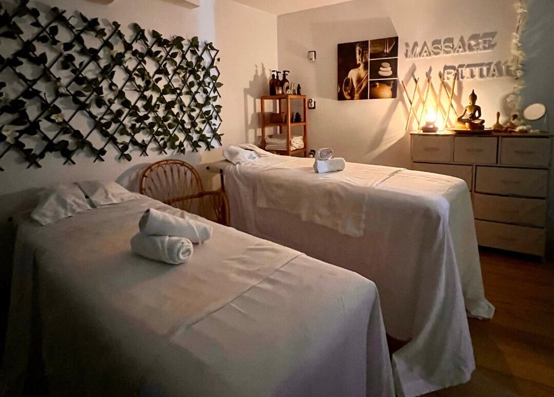 Camillas de masaje en Massage Ritual Bcn, Barcelona, Catalunya, ES, con decoración relajante.