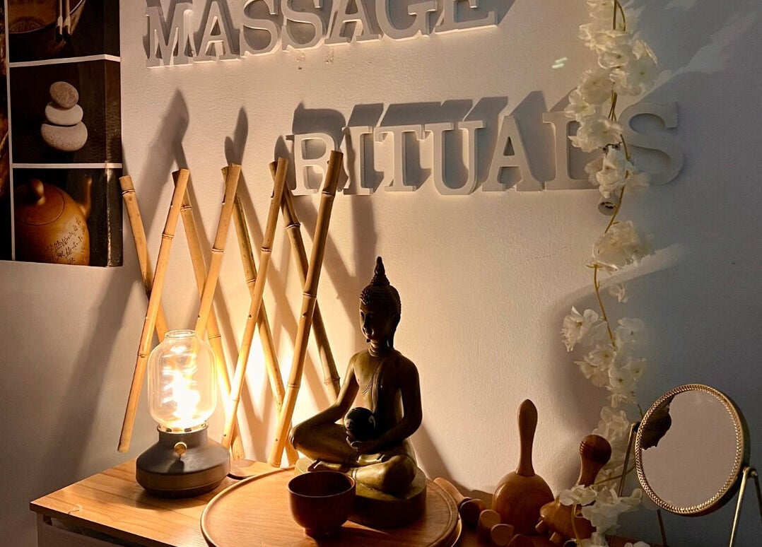 Ambiente relajante en Massage Ritual Bcn, Barcelona, Catalunya, ES, con estatua Buddha y luz cálida.