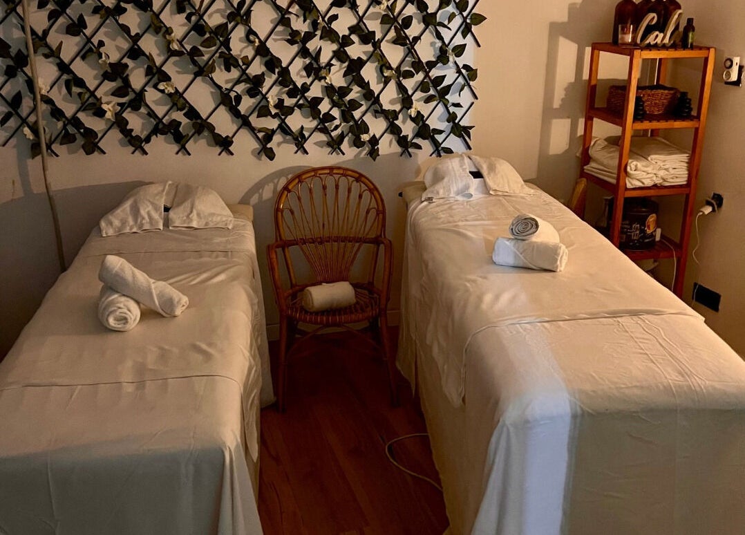 Dos camas de masaje en Massage Ritual Bcn, Barcelona, Catalunya, ES, rodeadas de decoración natural.