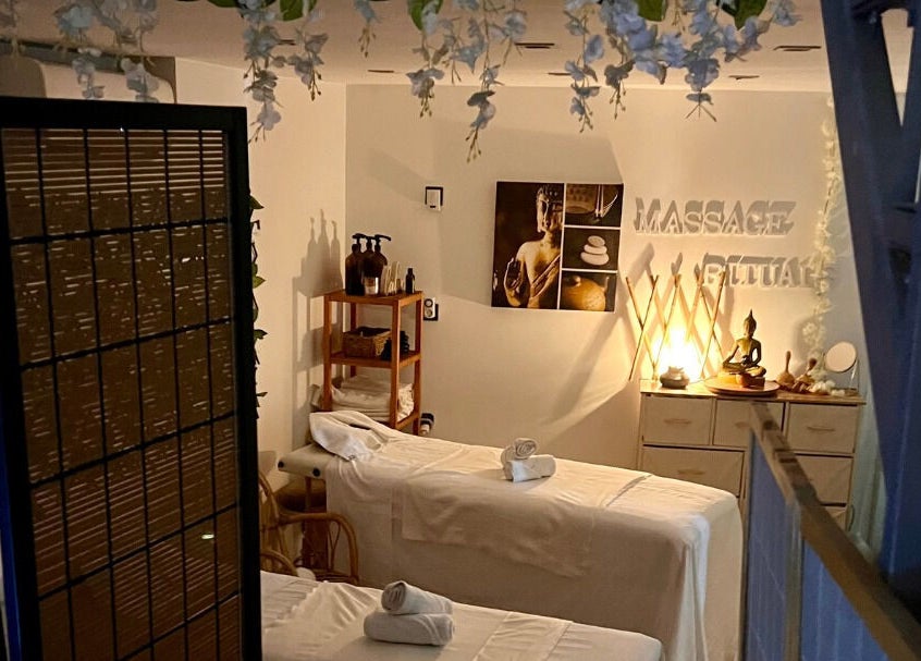 Sala de masajes en Massage Ritual Bcn, Barcelona, Catalunya, ES, con mesas y ambientación relajante.