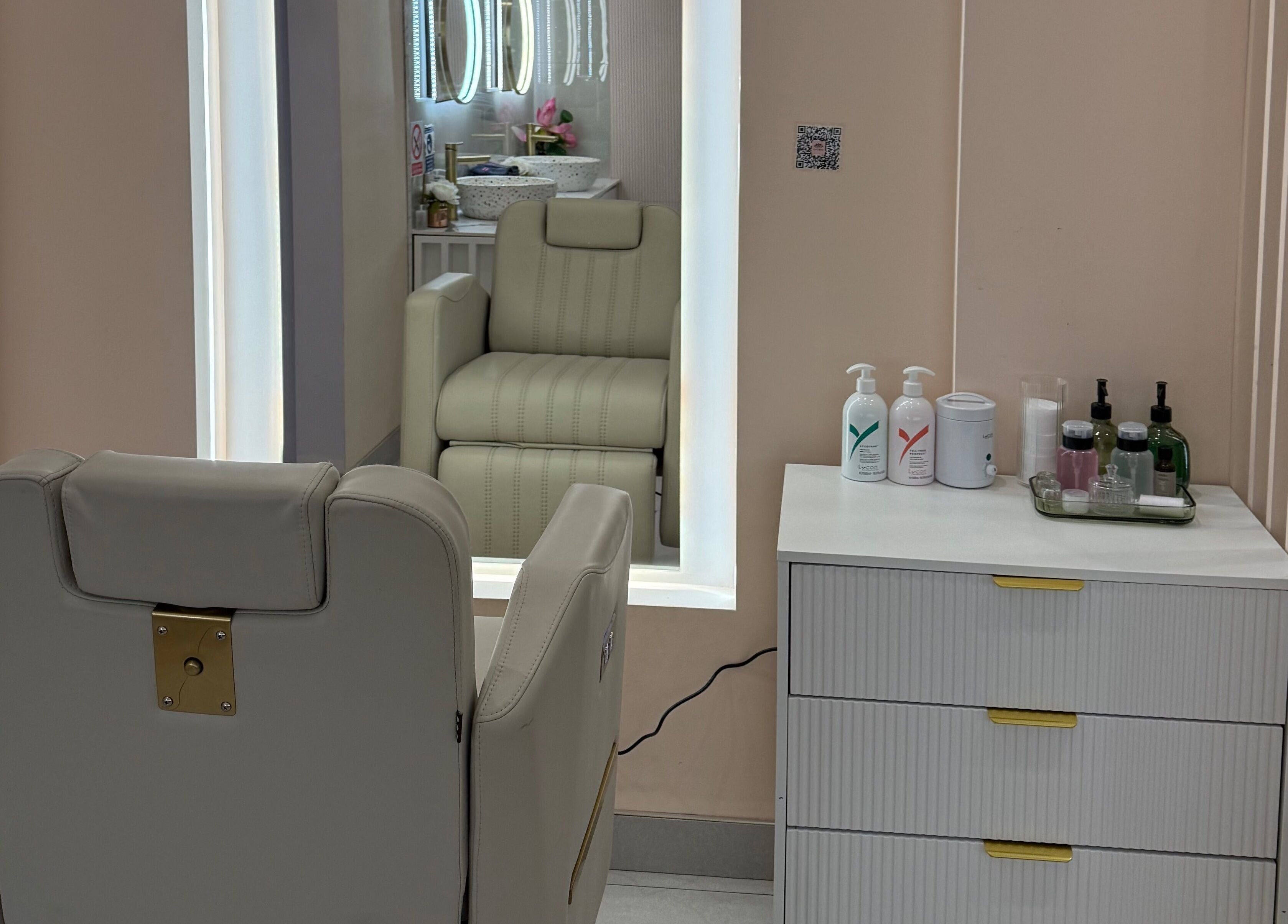 Elegant beauty salon chair and dresser at 107 Putney high street SW15 1SS, London, England, GB.