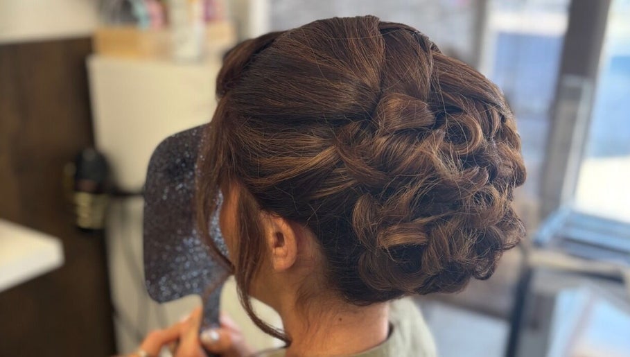 Coiffure chignon raffiné chez Frédouu Coiff, Port-saint-louis-du-rhône, Provence-alpes-côte D'azur, FR.