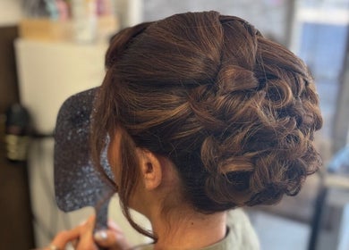 Coiffure chignon raffiné chez Frédouu Coiff, Port-saint-louis-du-rhône, Provence-alpes-côte D'azur, FR.
