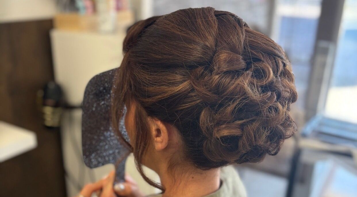 Coiffure chignon raffiné chez Frédouu Coiff, Port-saint-louis-du-rhône, Provence-alpes-côte D'azur, FR.