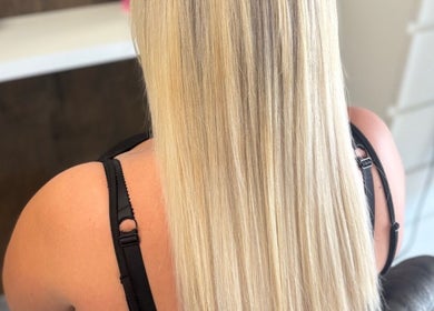 Cheveux blonds lisses au salon Frédouu Coiff à Port-saint-louis-du-rhône, Provence-alpes-côte D'azur, FR.