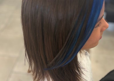 Coiffure avec mèches bleues chez Frédouu Coiff à Port-saint-louis-du-rhône, Provence-alpes-côte D'azur, FR.