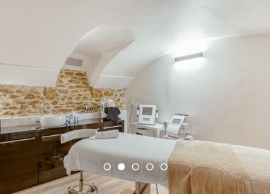 Salle de soin moderne et apaisante au Centre New Face, Paris, Île-de-France, FR.