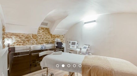 Salle de soins élégante au Centre New Face, Paris, Île-de-France, FR avec murs en pierre apparente.