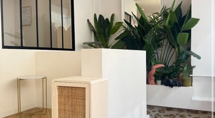 Intérieur moderne et verdoyant au Centre New Face, Paris, Île-de-France, FR.