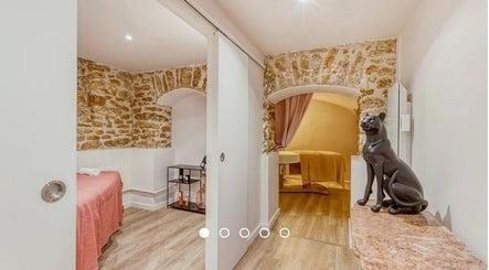 Intérieur en pierre et bois du Centre New Face à Paris, Île-de-France, FR avec sculpture élégante.