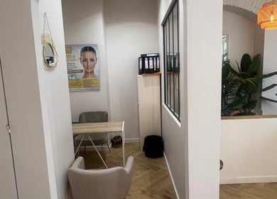 Intérieur élégant de Centre New Face, Paris, Île-de-France, FR avec décor moderne et plantes apaisantes.