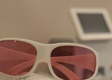 Lunettes de protection pour épilation laser au Centre New Face, Paris, Île-de-France, FR.