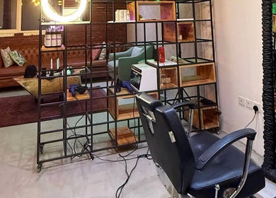 ديكور داخلي أنيق في صالون Gurls & Curls بالرياض، منطقة الرياض، SA يعكس الراحة والفخامة.