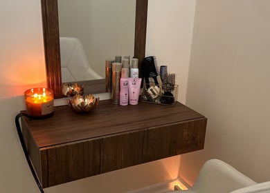 Ruhiger Schminktisch im Head Spa Lounge - Grömitz, Schleswig-Holstein, DE mit Kerzen und Pflegeprodukten.
