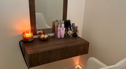 Ruhiger Schminktisch im Head Spa Lounge - Grömitz, Schleswig-Holstein, DE mit Kerzen und Pflegeprodukten.