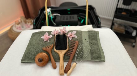 Entspannungstisch bei Head Spa Lounge - Grömitz, Schleswig-Holstein, DE, mit Wellness-Accessoires dekoriert.