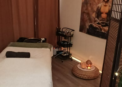 Ruhiger Massageraum im Head Spa Lounge - Grömitz, Schleswig-Holstein, DE mit Zen-Dekor und gedämpftem Licht.