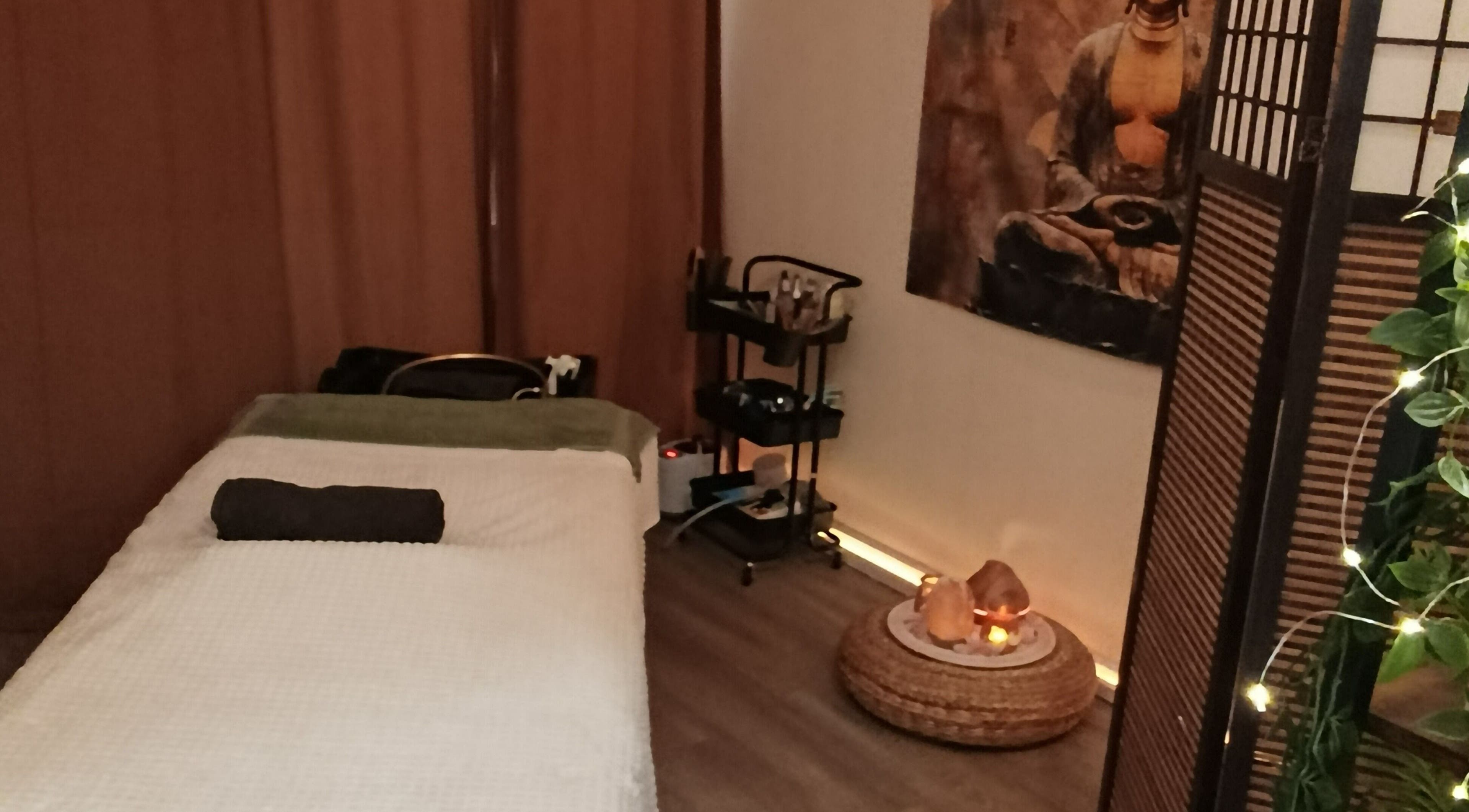 Ruhiger Massageraum im Head Spa Lounge - Grömitz, Schleswig-Holstein, DE mit Zen-Dekor und gedämpftem Licht.