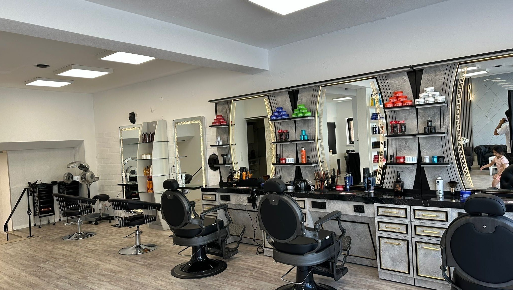 Moderner Salon STYLEHAUS in Waldbreitbach, DE mit stilvollen Friseurstühlen und eleganten Spiegeln.