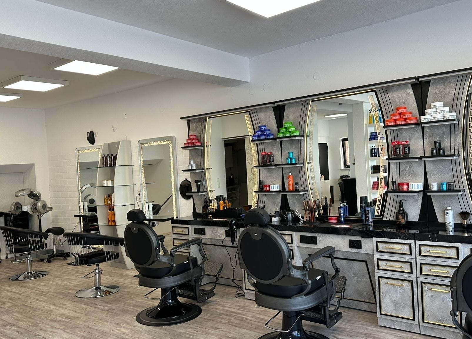 Moderner Salon STYLEHAUS in Waldbreitbach, DE mit stilvollen Friseurstühlen und eleganten Spiegeln.