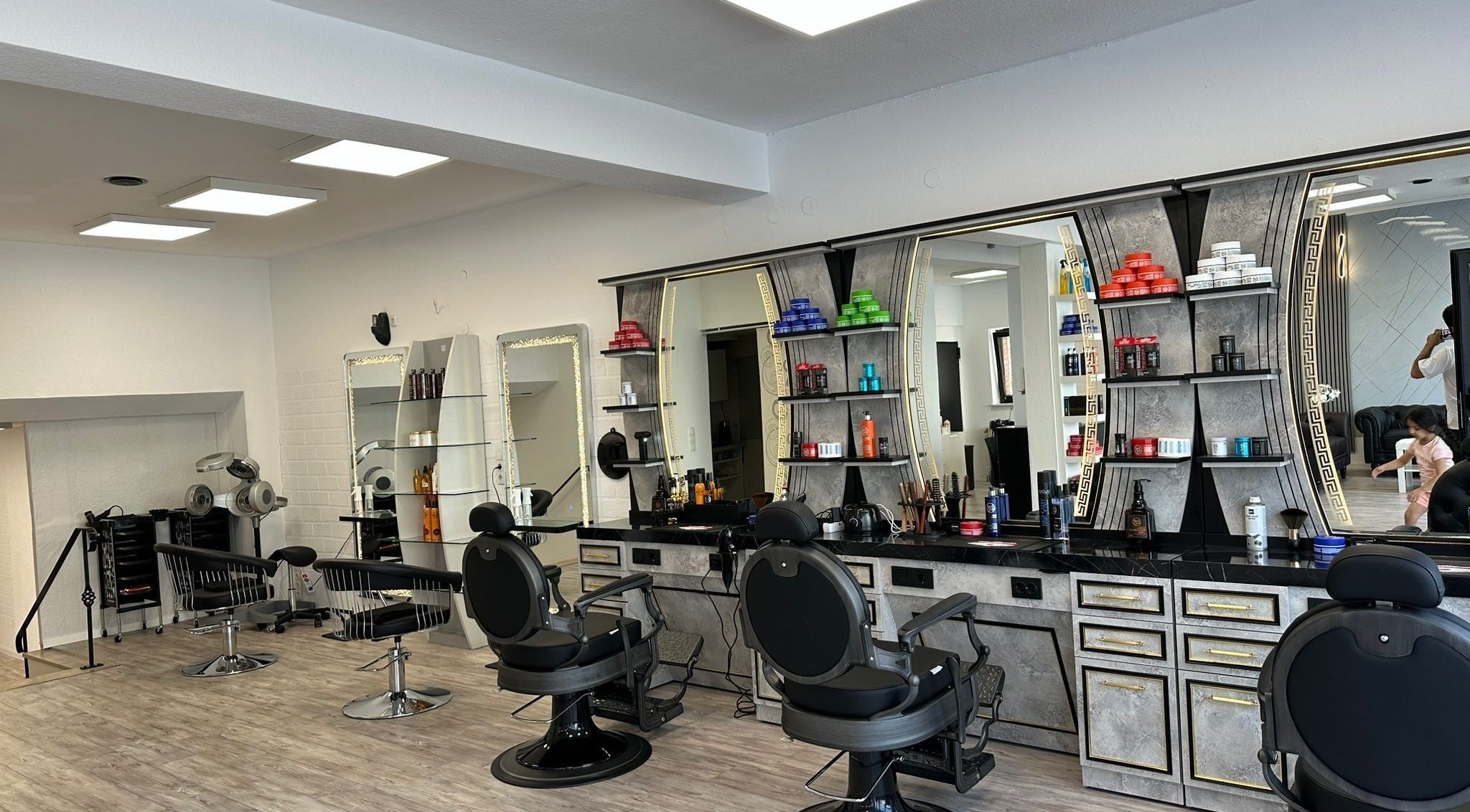 Moderner Salon STYLEHAUS in Waldbreitbach, DE mit stilvollen Friseurstühlen und eleganten Spiegeln.