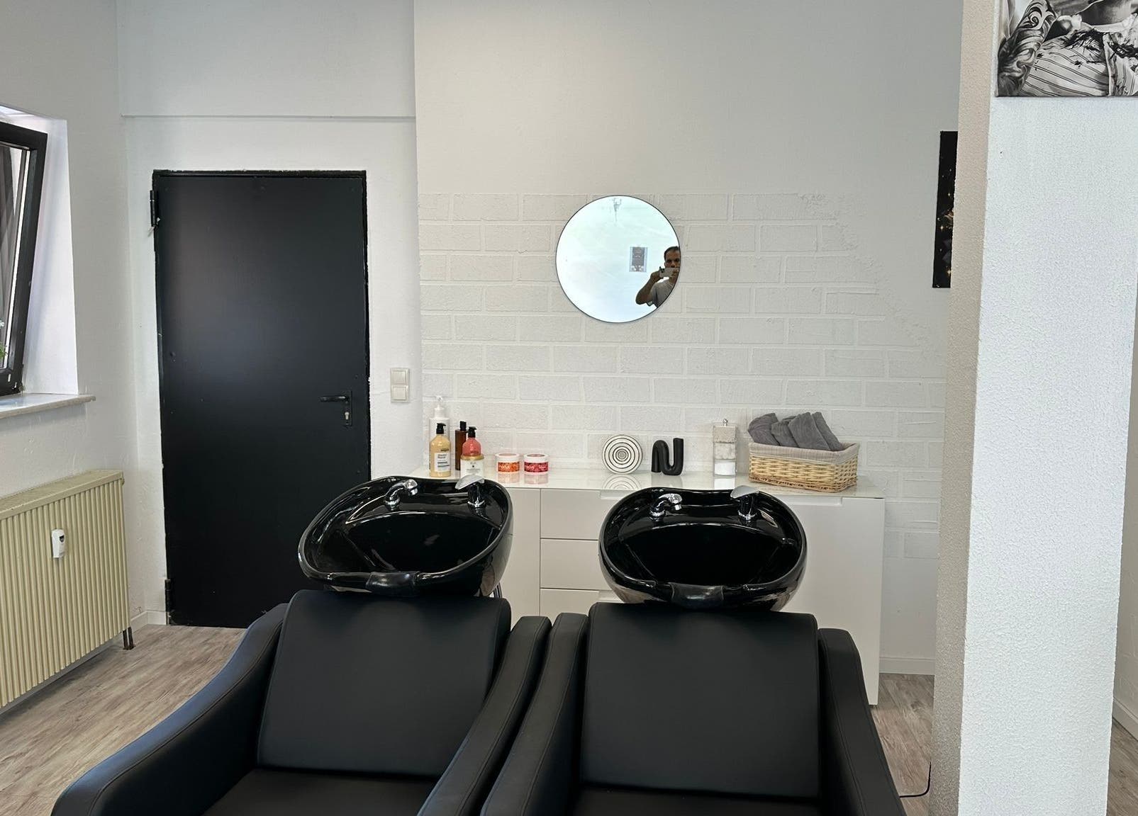 Moderne Waschtische bei STYLEHAUS in Waldbreitbach, DE für ein luxuriöses Haarpflegeerlebnis.