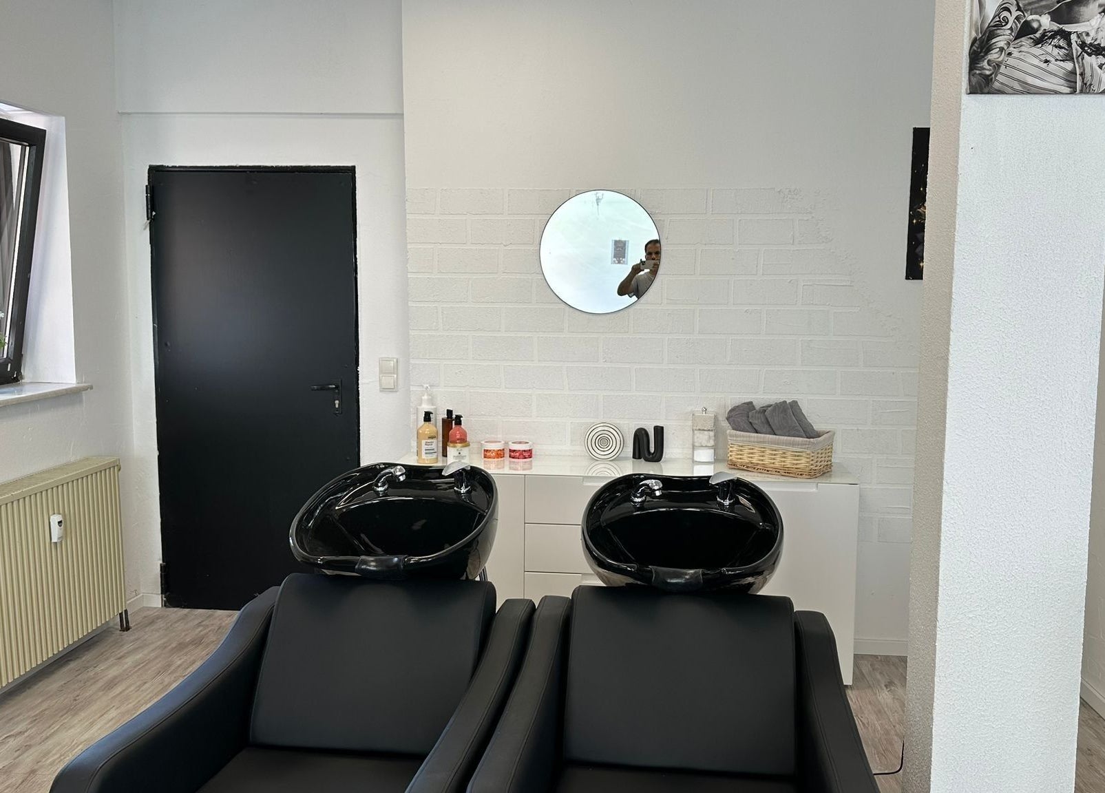 Moderne Waschtische bei STYLEHAUS in Waldbreitbach, DE für ein luxuriöses Haarpflegeerlebnis.