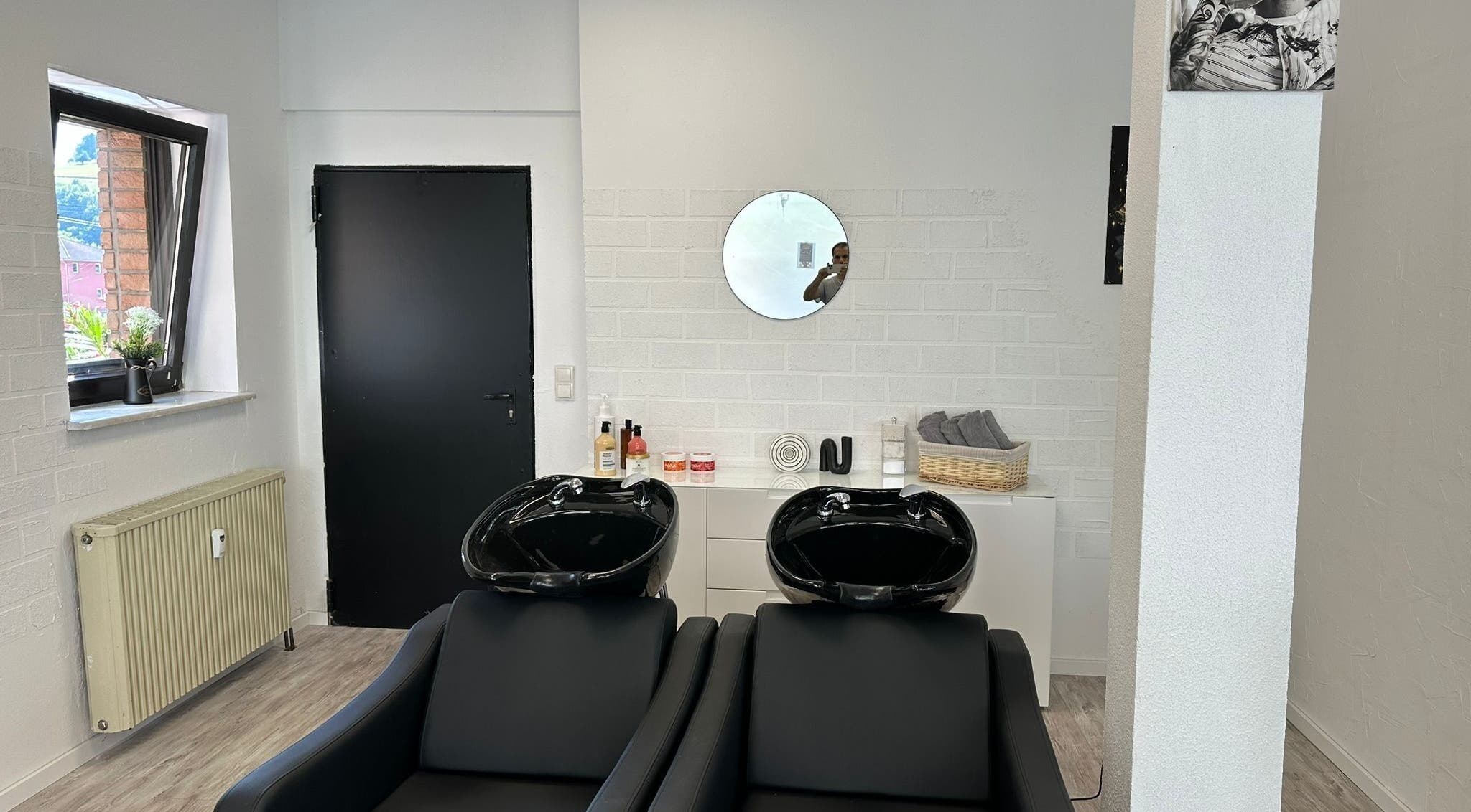 Moderne Waschtische bei STYLEHAUS in Waldbreitbach, DE für ein luxuriöses Haarpflegeerlebnis.