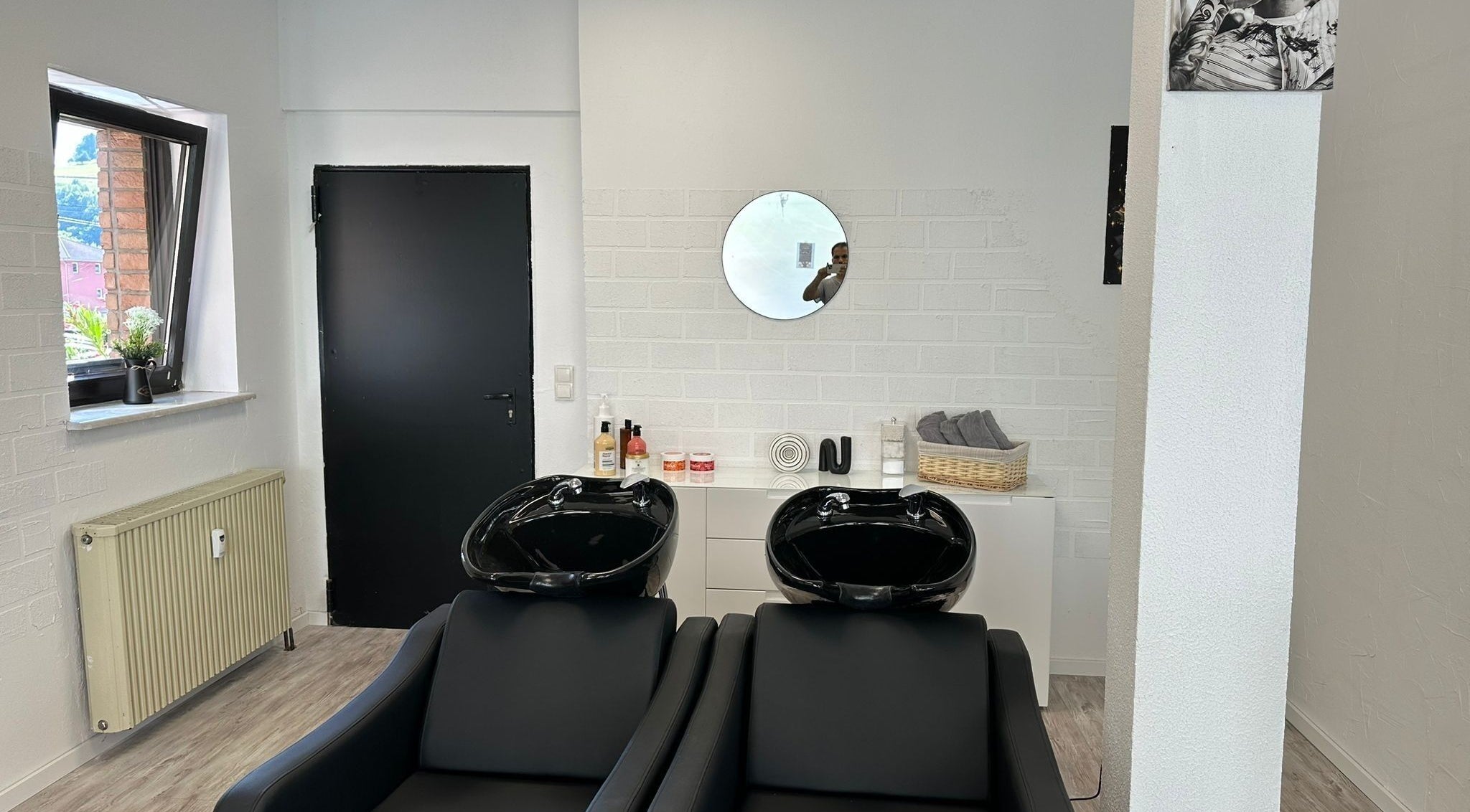 Moderne Waschtische bei STYLEHAUS in Waldbreitbach, DE für ein luxuriöses Haarpflegeerlebnis.