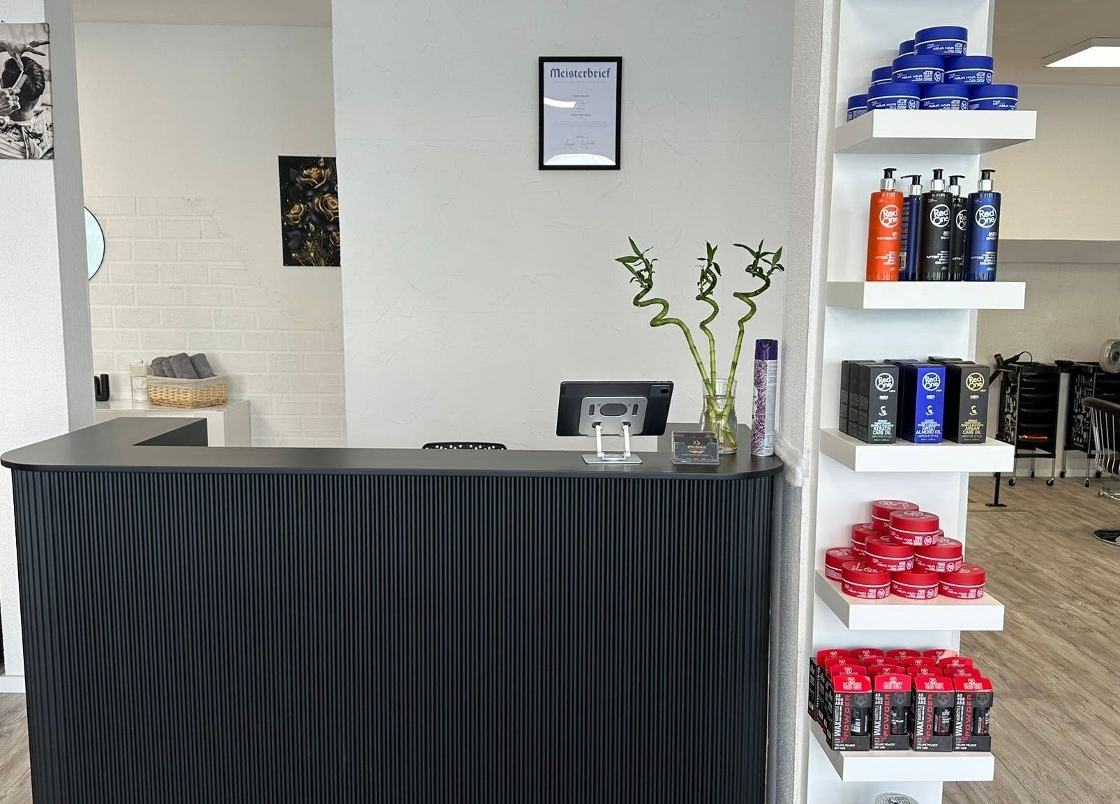 Moderner Empfangsbereich bei STYLEHAUS in Waldbreitbach, DE mit Pflegeprodukten und eleganter Ausstattung.