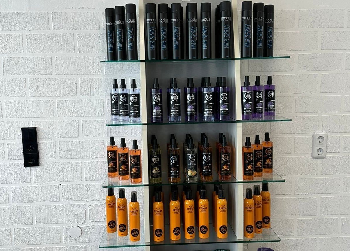 STYLEHAUS Produktregal in Waldbreitbach, DE zeigt vielfältige Haarpflegeprodukte auf Glasregalen.