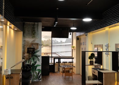 Interior moderno de Gous Barbershop en San Marcos, San Marcos, GT, con decoración contemporánea y ambiente acogedor.