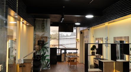 Interior moderno de Gous Barbershop en San Marcos, San Marcos, GT, con decoración contemporánea y ambiente acogedor.