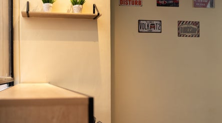 Decoración moderna en Gous Barbershop, San Marcos, San Marcos, GT, con estanterías y placas decorativas.
