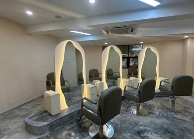 Elegant styling chairs and mirrors at He Veux Hairstudio HAIR | NAIL | LASH, Wilayah Persekutuan, Wilayah Persekutuan, MY.