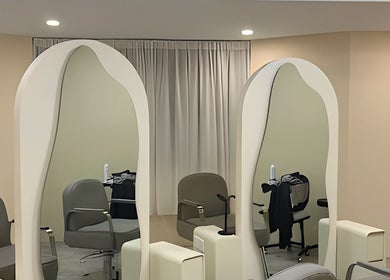 Modern salon chairs and mirrors at He Veux Hairstudio HAIR | NAIL | LASH in Wilayah Persekutuan, MY.