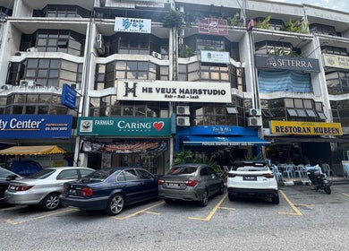 He Veux Hairstudio HAIR | NAIL | LASH storefront in Wilayah Persekutuan, surrounded by other shops.