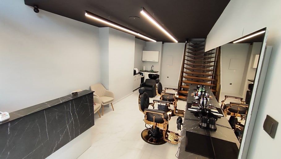 King's Throne Barbershop Kavala, bilde 1