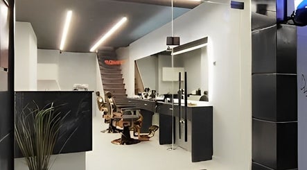 King's Throne Barbershop Kavala, bilde 3