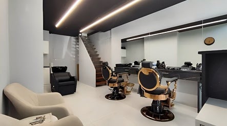 Πολυτελές εσωτερικό του King's Throne Barbershop Kavala στην Καβάλα, GR με σύγχρονα έπιπλα και φωτισμό.