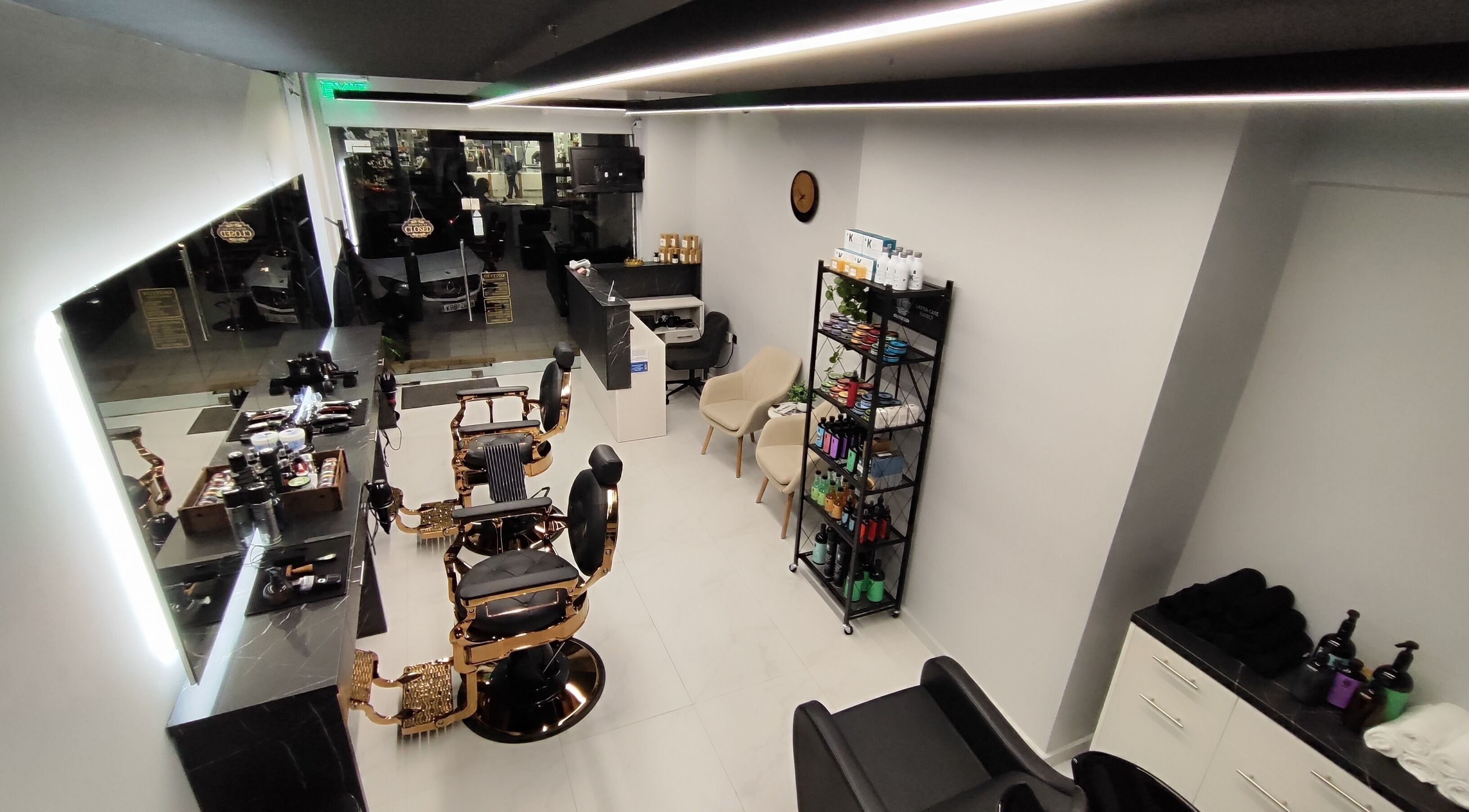 Εσωτερικό πολυτελούς κουρείου στο King's Throne Barbershop Kavala, Καβάλα, GR.